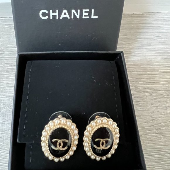 CHANEL Jewelry - Brand new Chanel CC logo pearls earrings